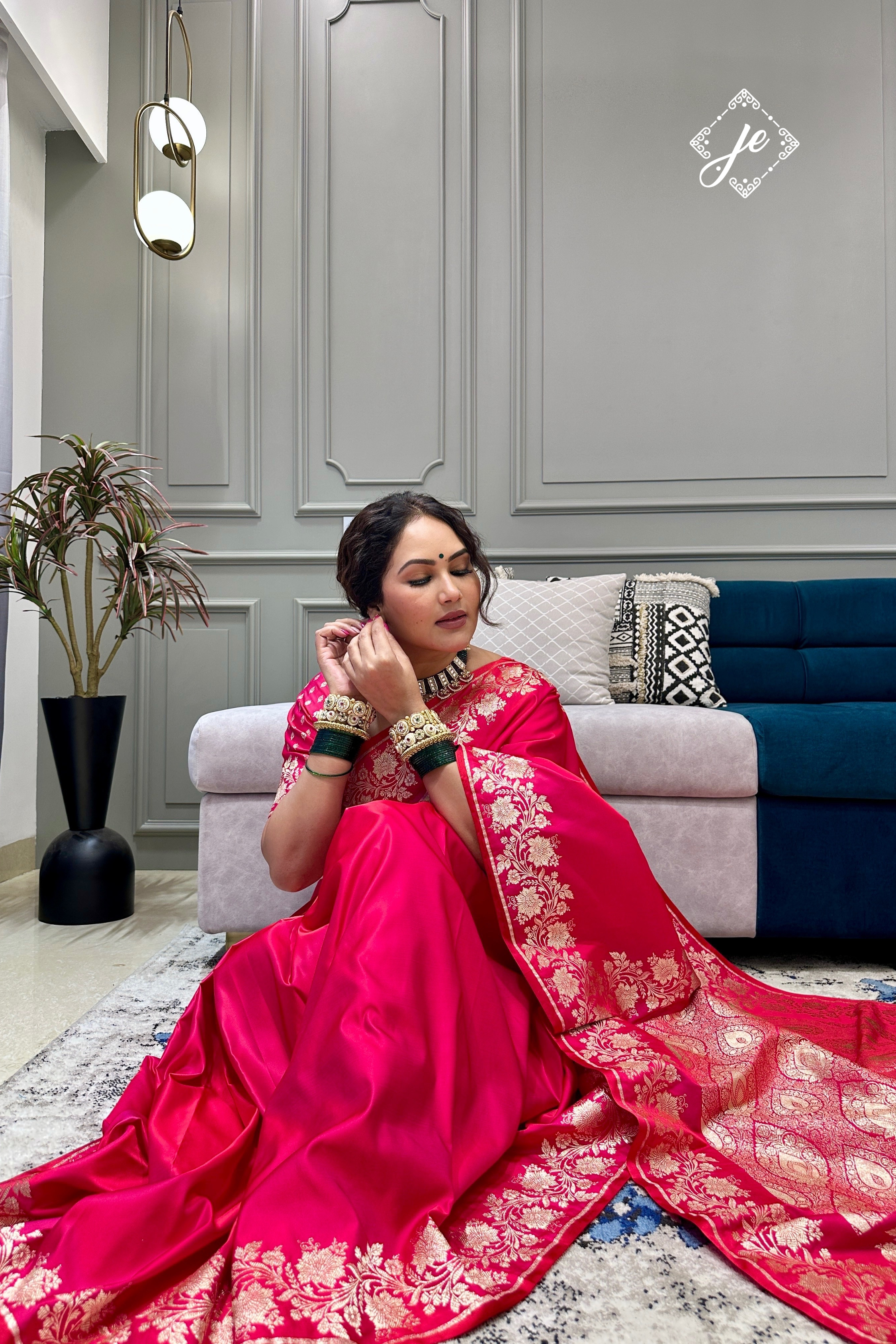 Dual Tone Red Open Border Satin Silk Banarasi Saree